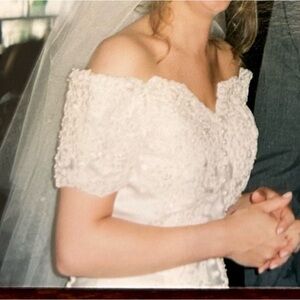 David bridal wedding dress. Worn once 
Detachable dress 
5’2” 125lb